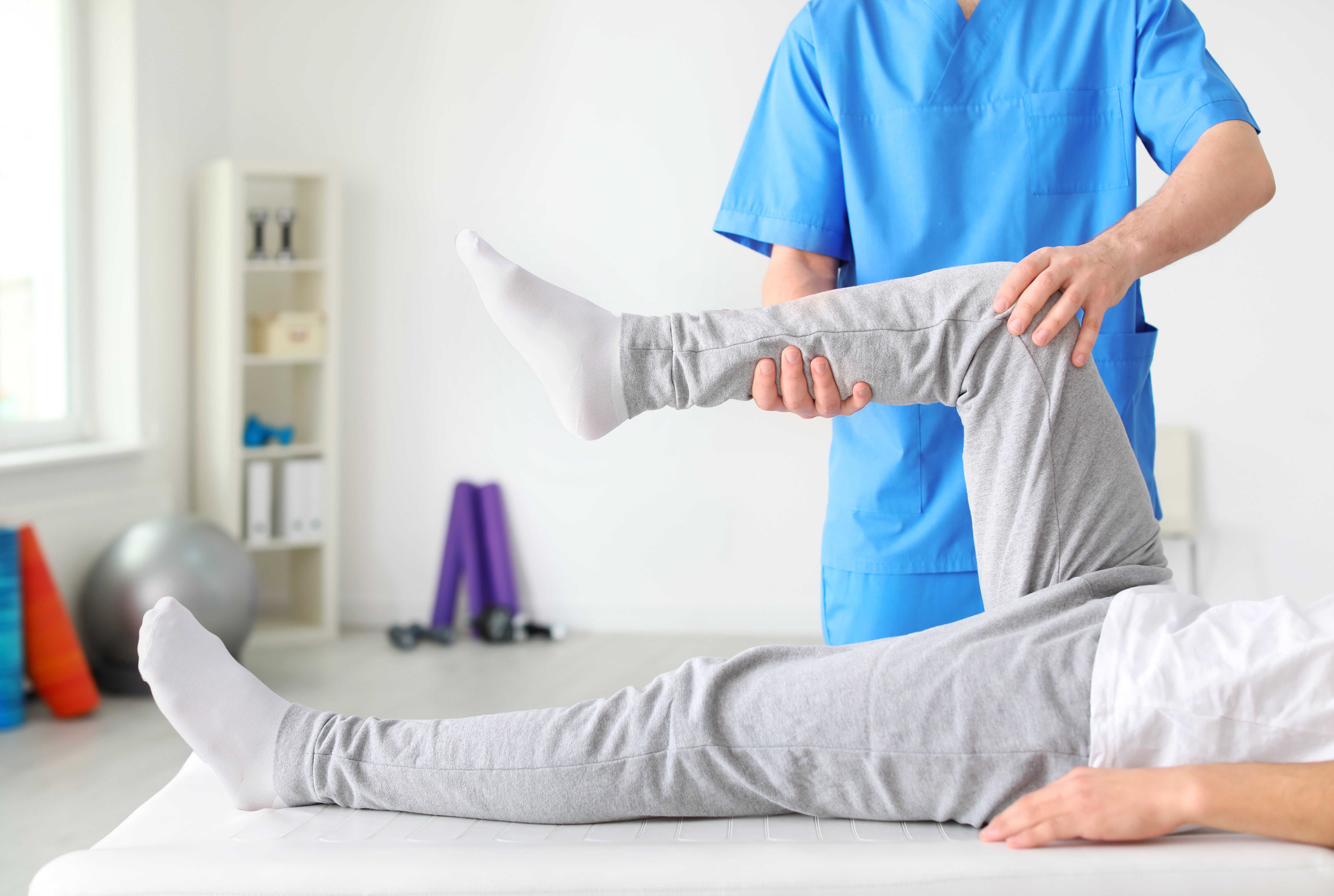 Physiotherapist,Working,With,Male,Patient,In,Clinic